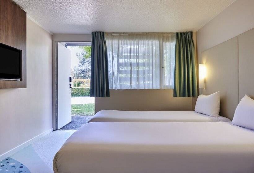 Номер Стандарт, Greet Hotel Versailles   Voisins Le Bretonneux