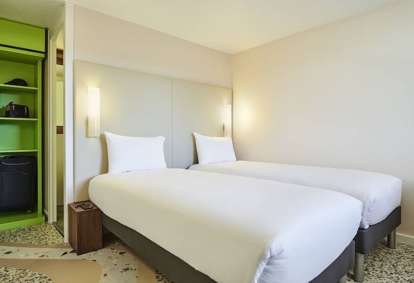 Номер Стандарт, Greet Hotel Versailles   Voisins Le Bretonneux