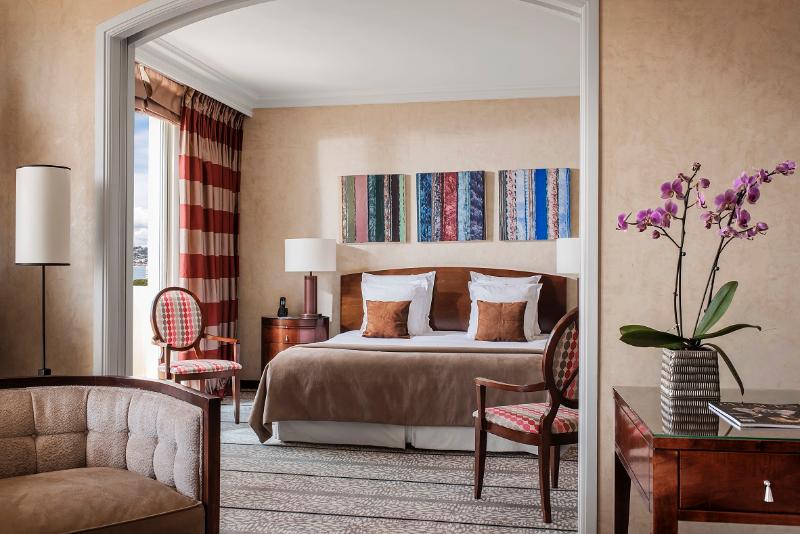 جناح مطلّ علي البحر, Juana