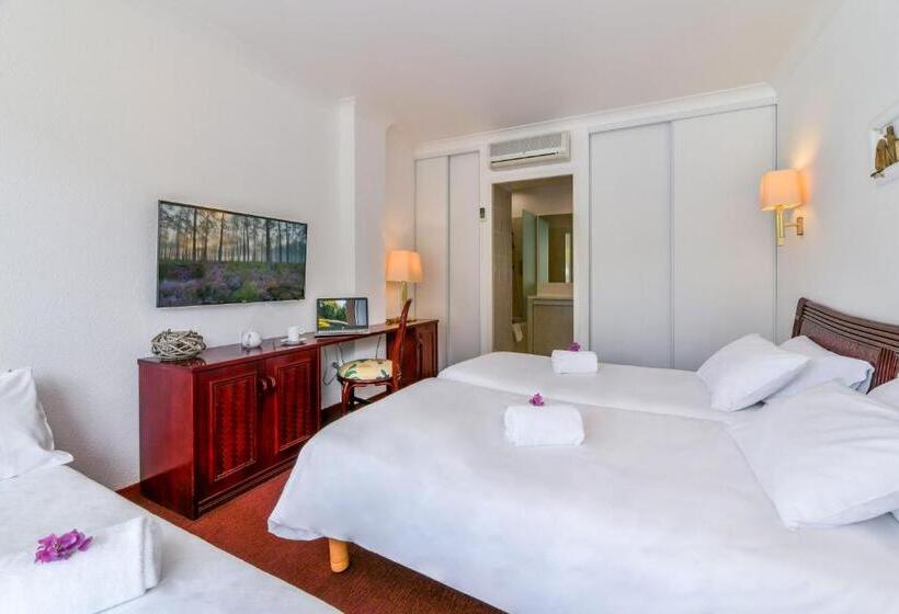 חדר קומפורט לשלושה, Restaurant La Forestiere