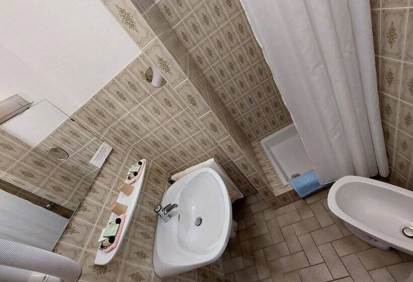 スタンダードトリプルルーム, Spa & Restaurant Logis Domaine Langmatt