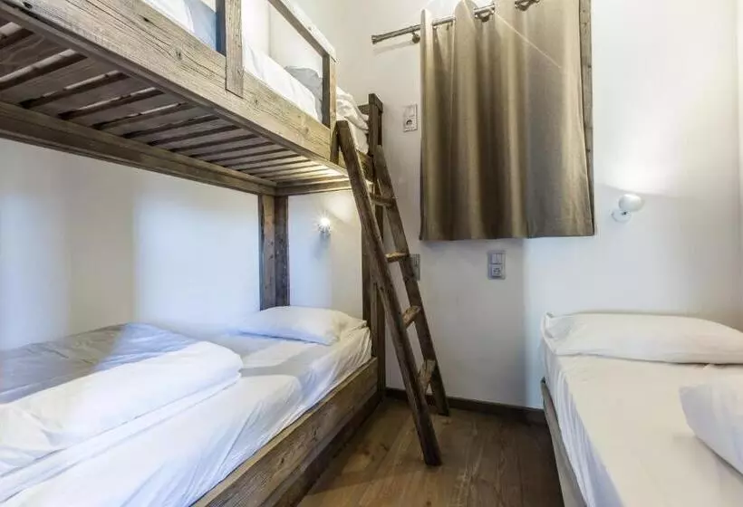 Perhesviitti, Chalet Hotel Crychar
