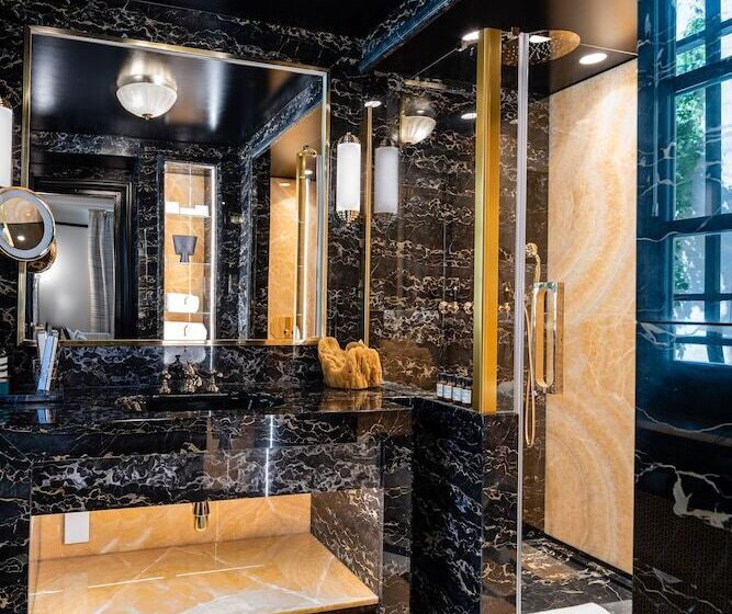 Полулюкс, Le Yaca Saint Tropez