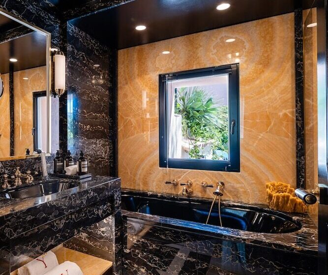 Полулюкс, Le Yaca Saint Tropez