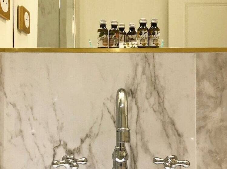 חדר משפחתי, Hôtel Mayfair Paris