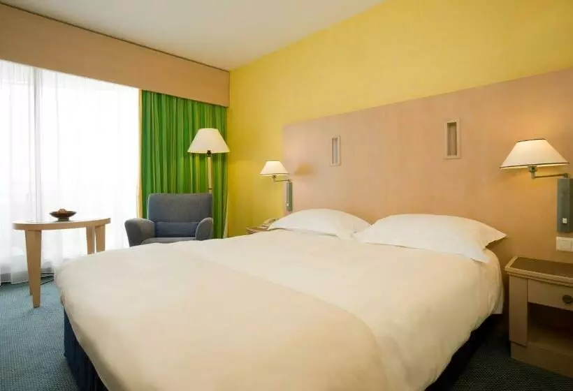 プールの見えるスタンダードトリプルルーム, Cannes Montfleury
