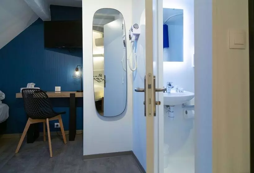 Economy Triple Room, Victoria