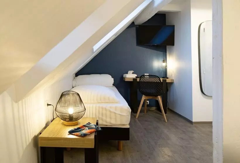 Economy Triple Room, Victoria