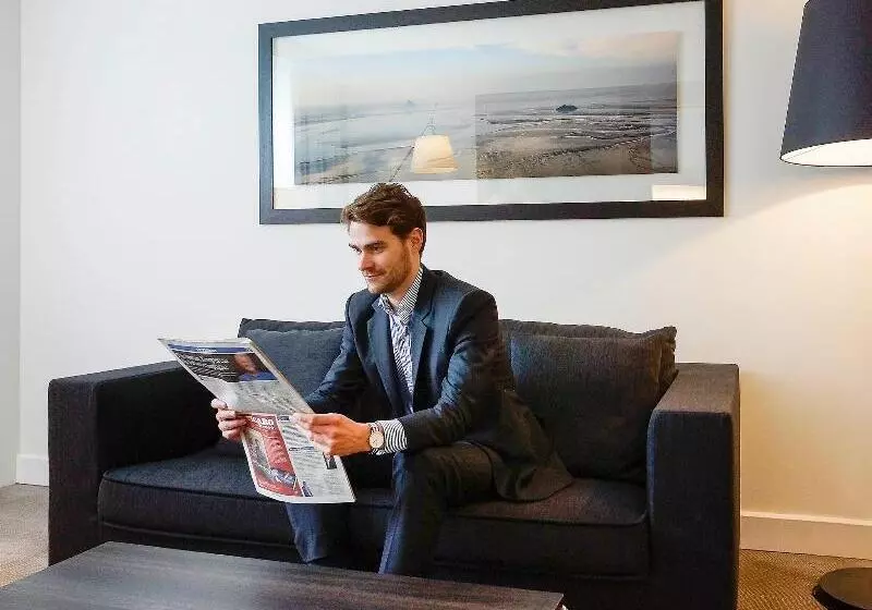 スイート, Novotel Saclay