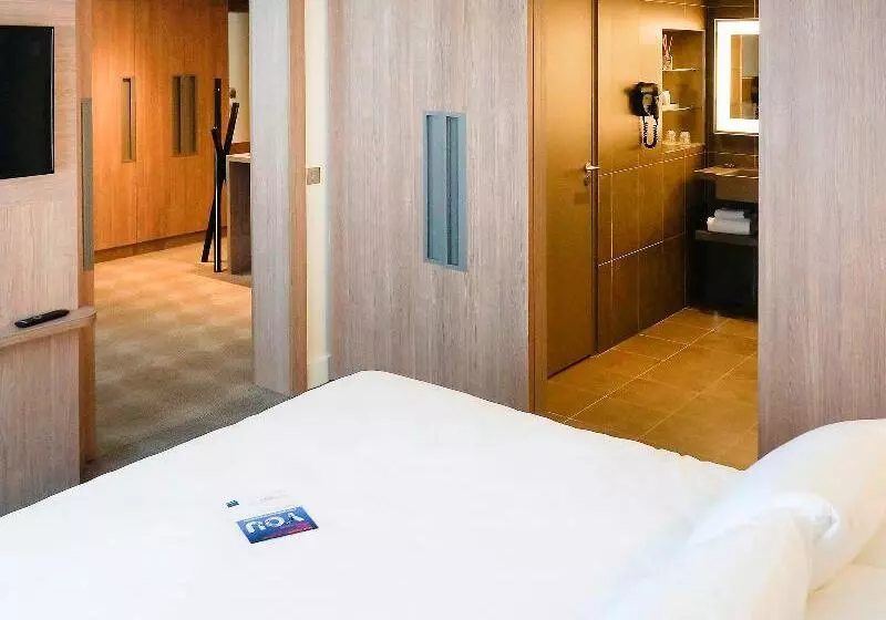 スイート, Novotel Saclay