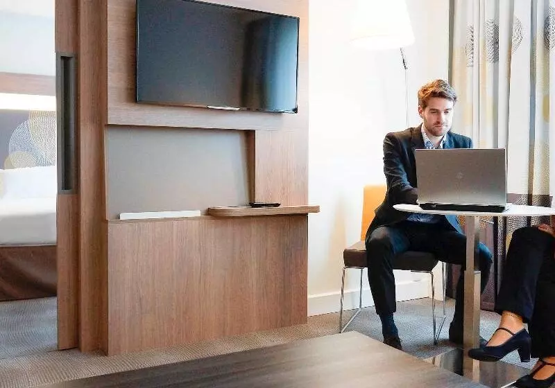 スイート, Novotel Saclay