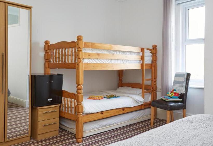 패밀리 룸, Luccombe Hall