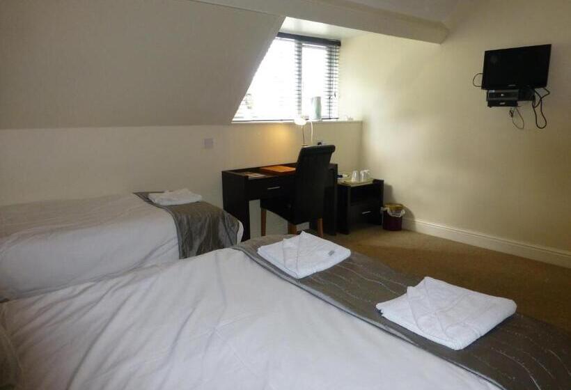 غرفة قياسية ثلاثية, Maes Manor Country