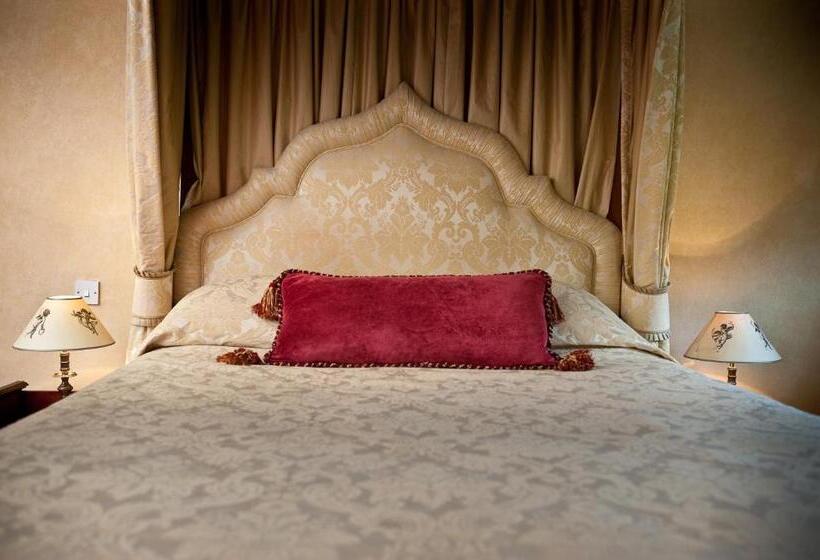 Номер Superior, Ravenwood Hall