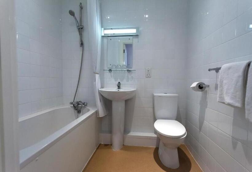 غرفة عائلية, Russ Hill