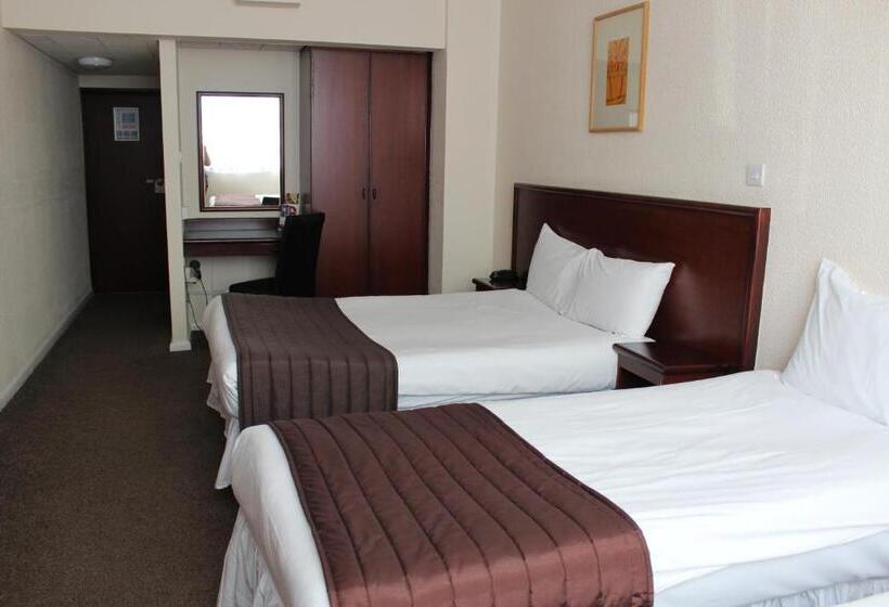 家庭间, Russ Hill