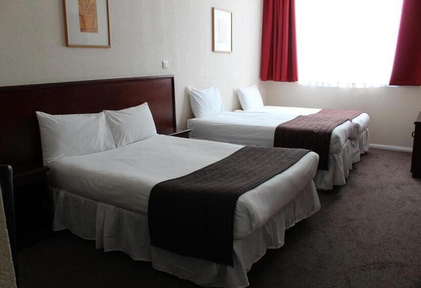 غرفة عائلية, Russ Hill