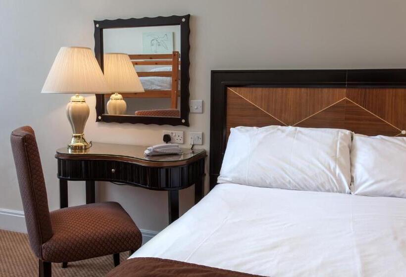 패밀리 룸, Russ Hill