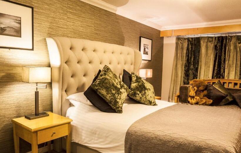 חדר סטנדרט לשלושה, Stradey Park