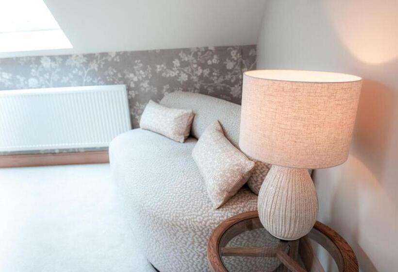 디럭스 룸 킹사이즈 침대, The Ruddings