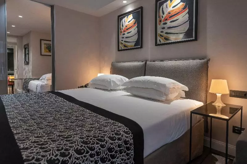 Perhehuone, Astor Hotel Athens