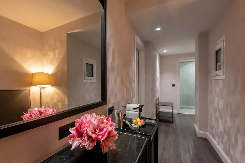 Perhehuone, Astor Hotel Athens