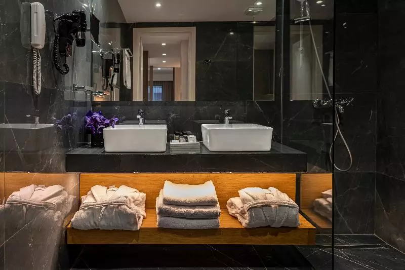 Perhehuone, Astor Hotel Athens