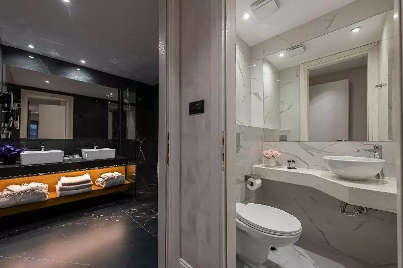 Perhehuone, Astor Hotel Athens