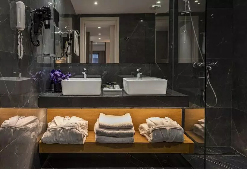 Perhehuone, Astor Hotel Athens