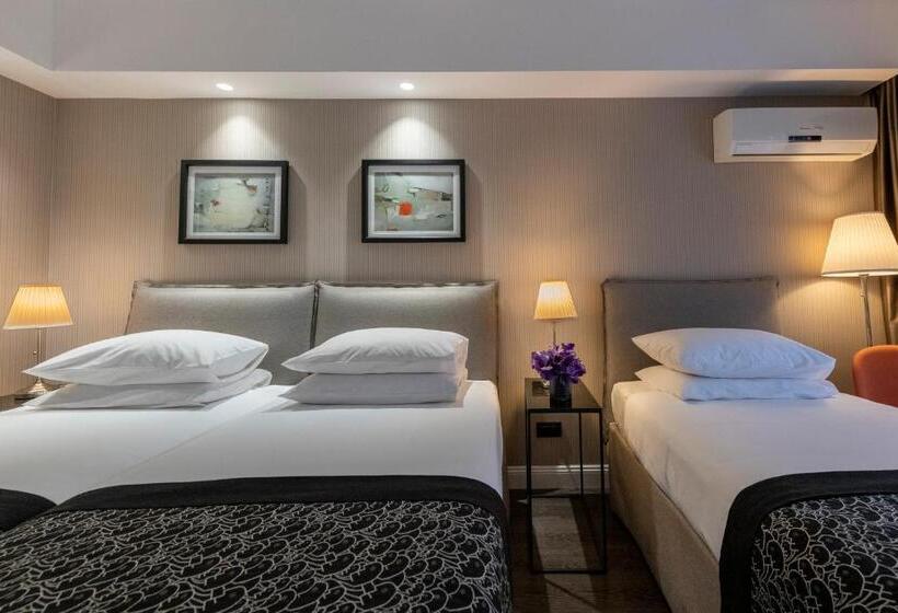 غرفة كلاسيكية ثلاثية, Astor Hotel Athens