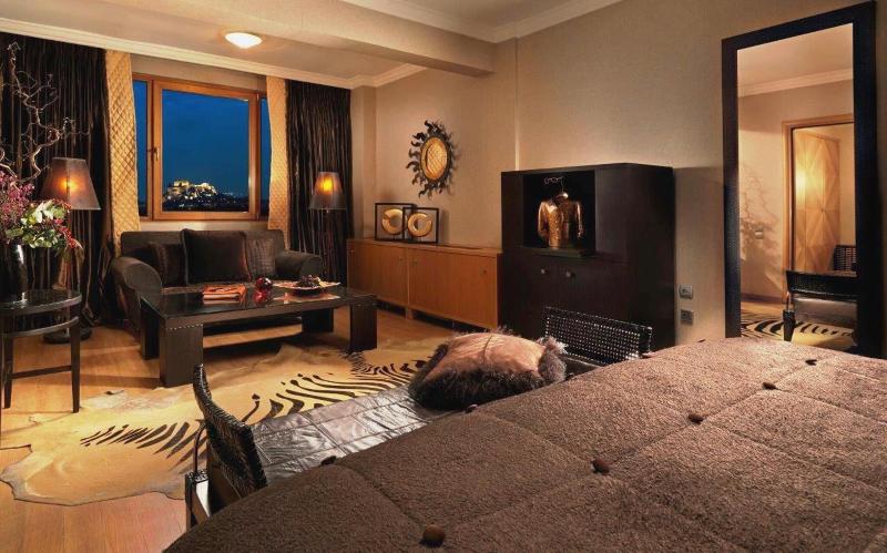 Suite cu Priveliști, Divani Caravel