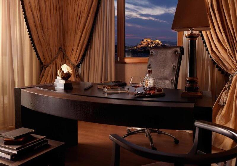 Suite cu Priveliști, Divani Caravel
