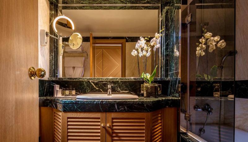 جناح ذو إطلالة, Divani Caravel