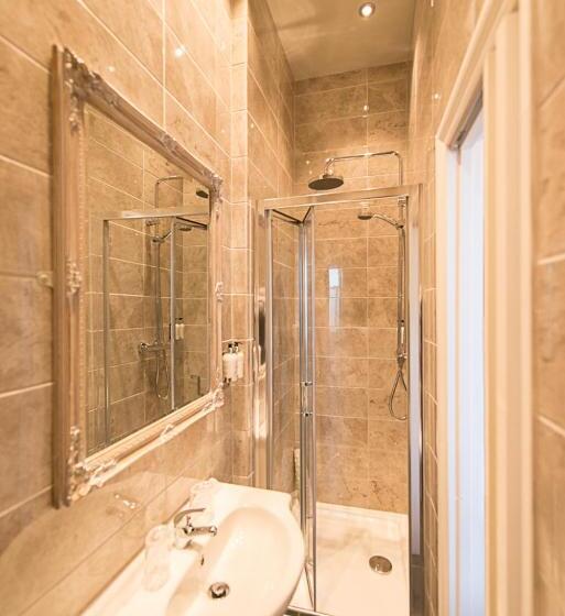 חדר בסיסי, Glewstone Court Country House