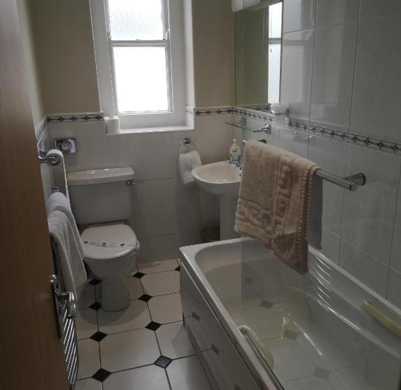 اتاق استاندارد سه نفره, Invicta