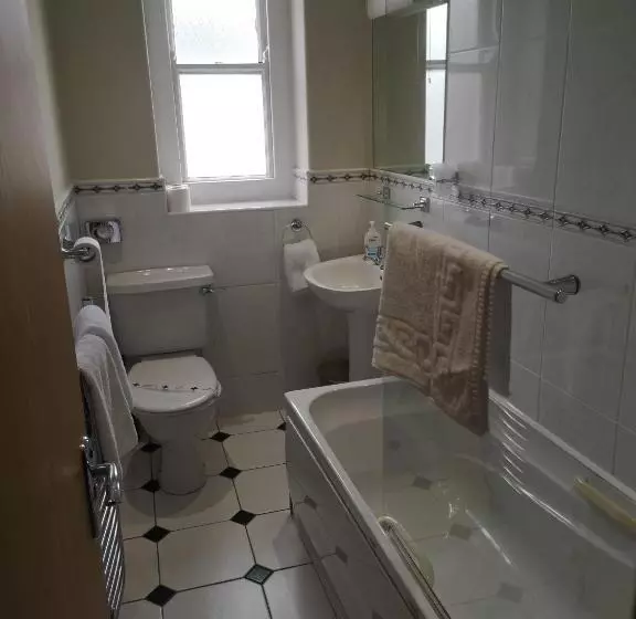 Cameră Triplă Standard, Invicta