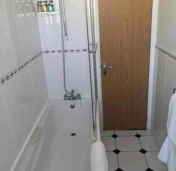 Cameră Triplă Standard, Invicta