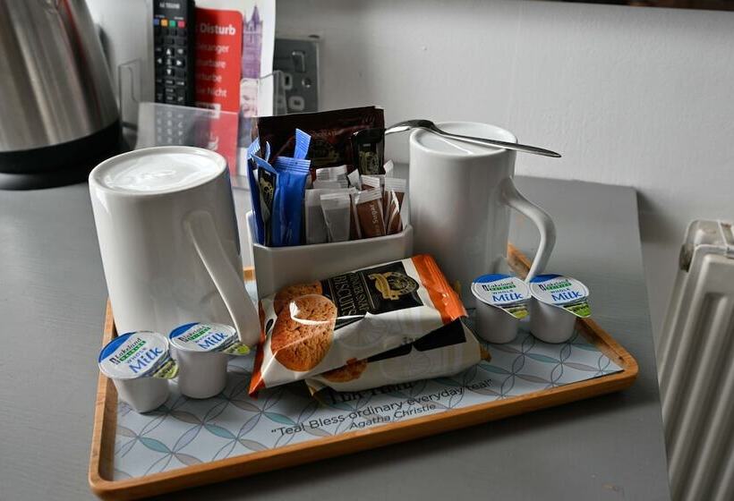 غرفة قياسية ثلاثية, Kensington Court Hotel   Earls Court