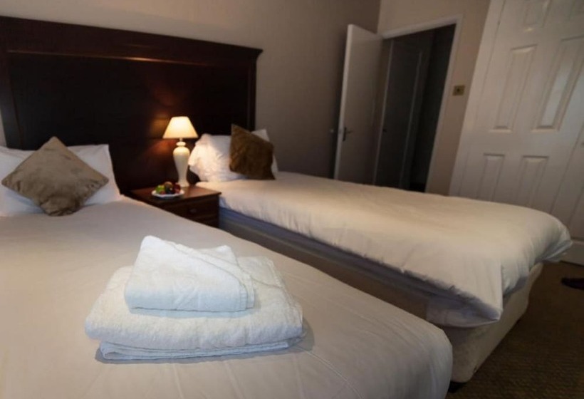 غرفة عائلية, Warren Lodge