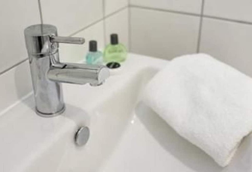 غرفة كلوب, Warren Lodge