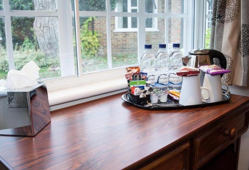 غرفة كلوب, Warren Lodge