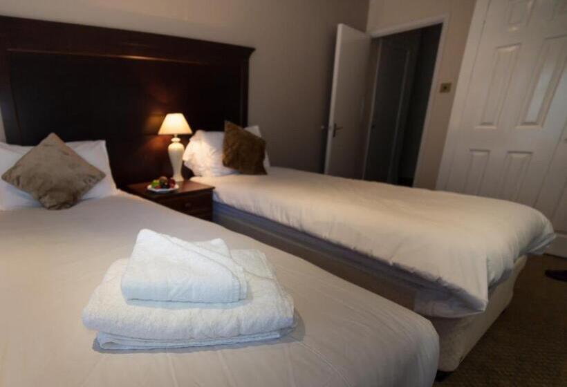 غرفة عائلية, Warren Lodge