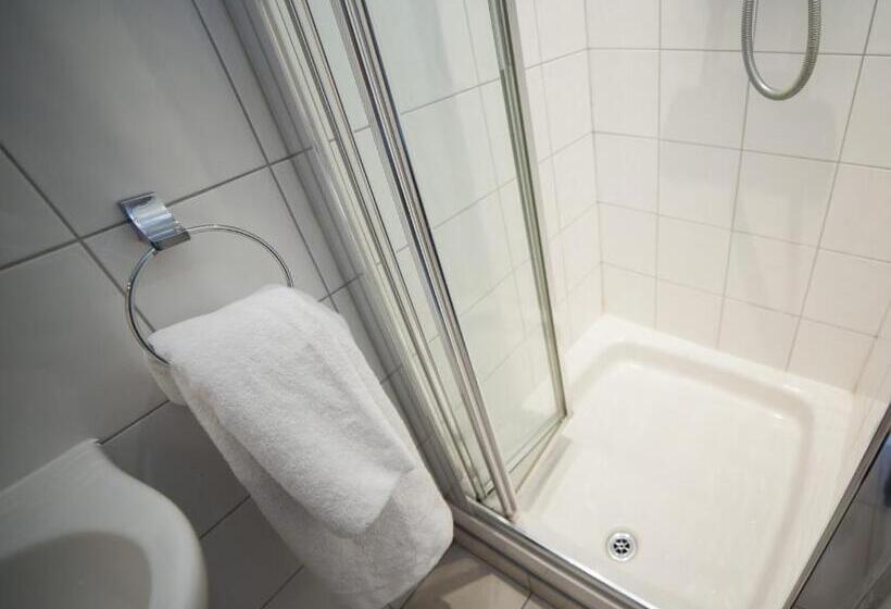 غرفة عائلية, Warren Lodge