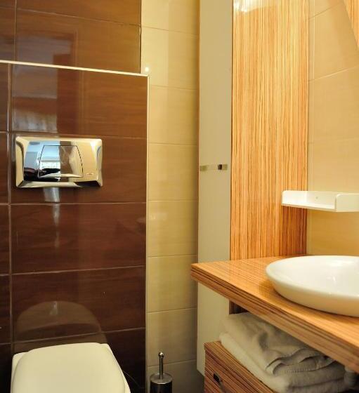 חדר סטנדרט לשלושה, Adonis City