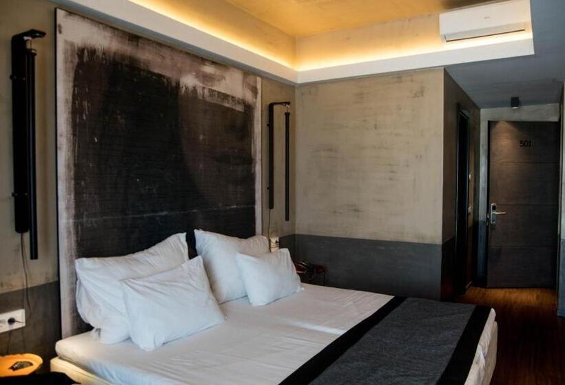 חדר סופריור, Adonis City