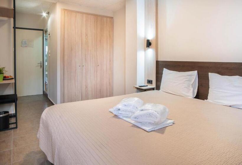 이코노미 룸, Anita