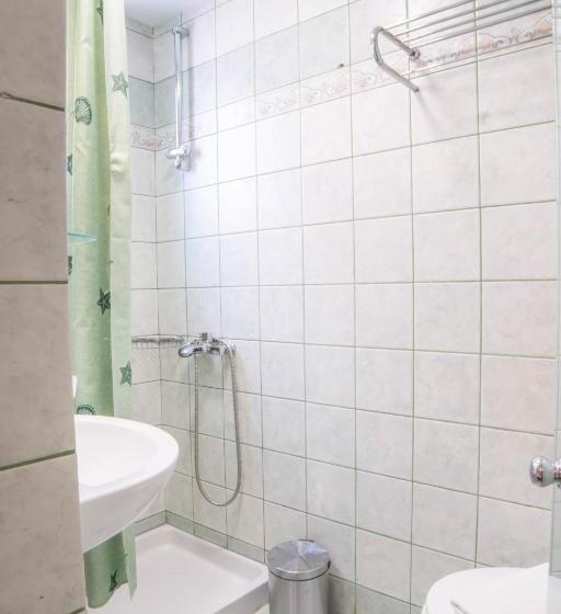 패밀리 룸, Anita