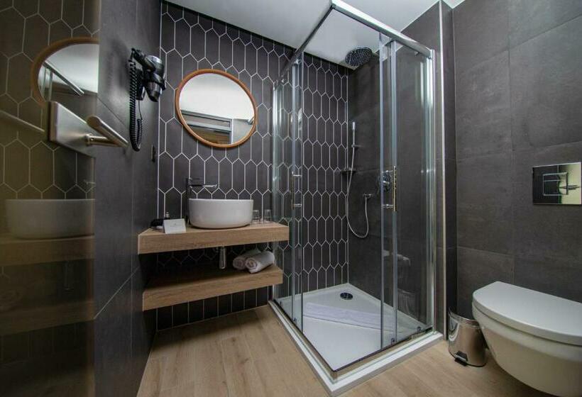 高级大房间, Avar