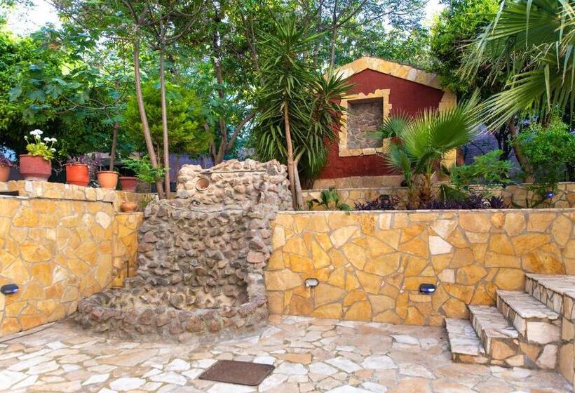 חדר יחיד נוף לגינה, Avra