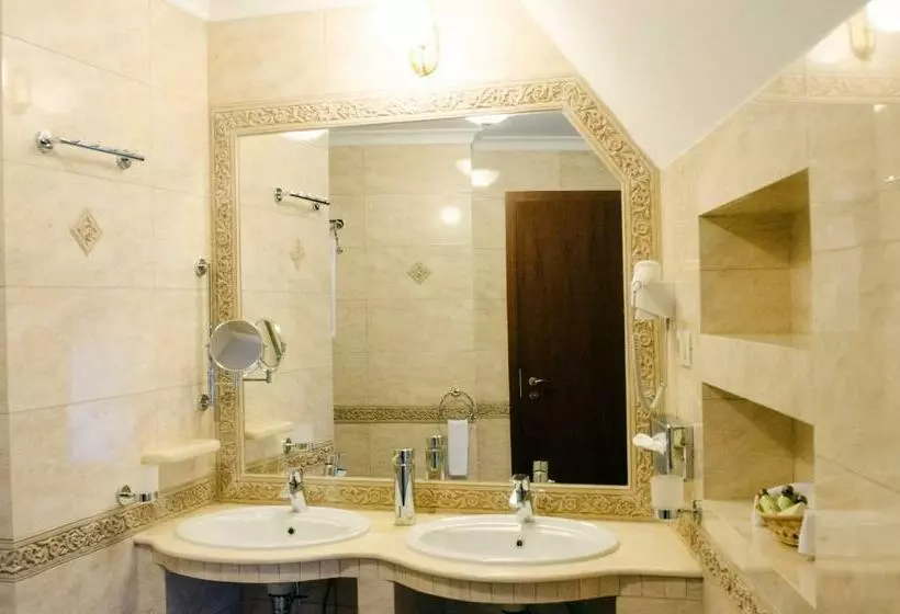 Suite, Dorottya